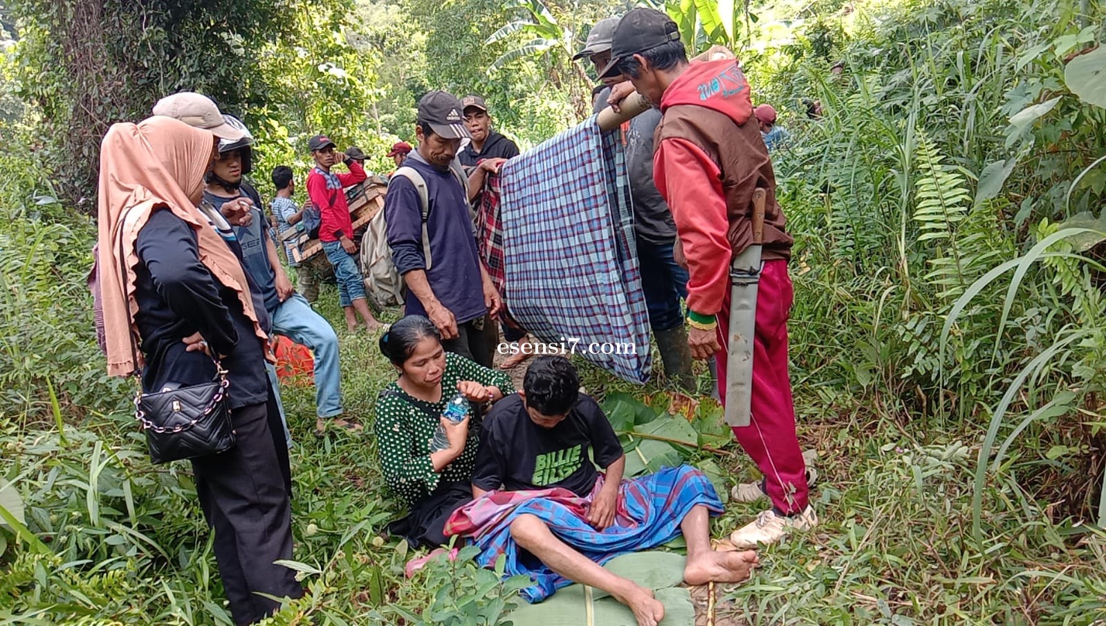 Warga Desa Lenggo, Polman di Tandu Sejauh 12 km Menuju Puskesmas Akibat Jalan Rusak