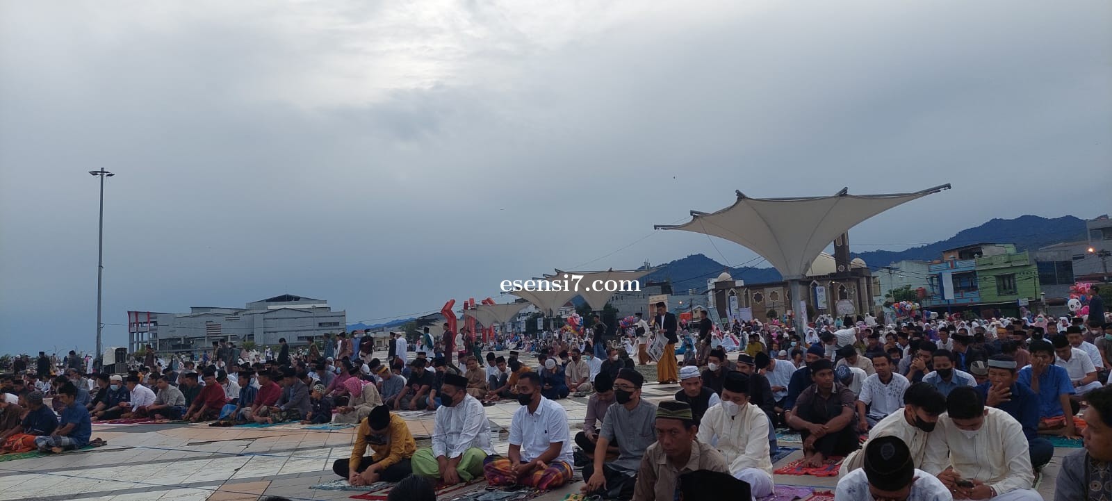 Ribuan Warga Mamuju Padati Anjungan Pantai Manakarra Laksanakan Shalat Idul Adha 2022 