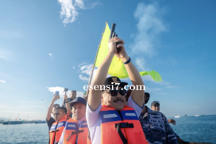 Flare Gun Gubernur SDK Tanda Dimulai Sandeq Silumba, 55 Perahu Berlayar di Perairan Sulbar