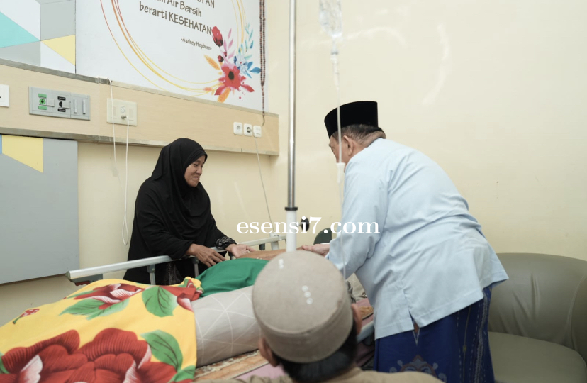 Wagub Sulbar Jenguk Tokoh Masyarakat yang Dirawat di Rumah Sakit