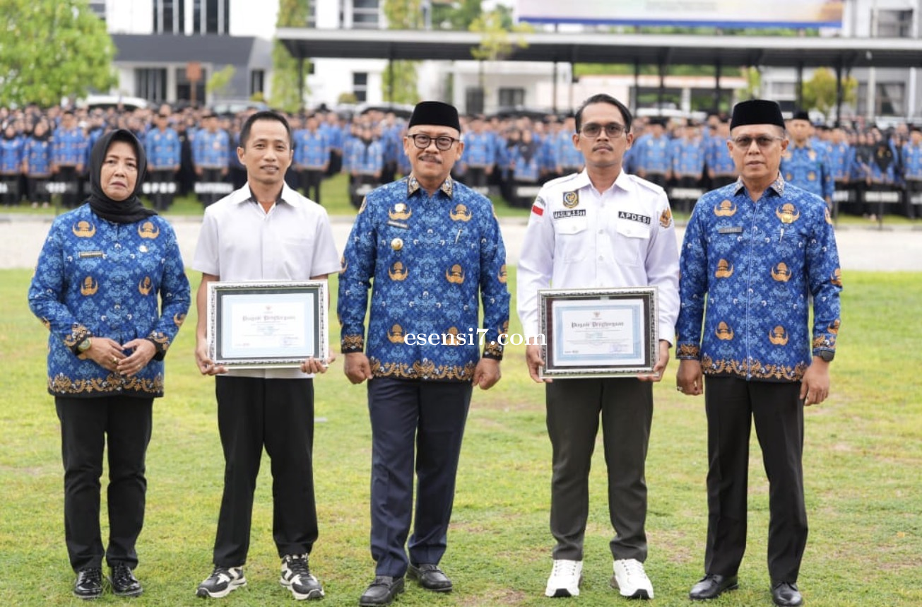 Plt Kadinsos P3A dan PMD Sulbar Dampingi Gubernur Serahkan Penghargaan Desa Berprestasi