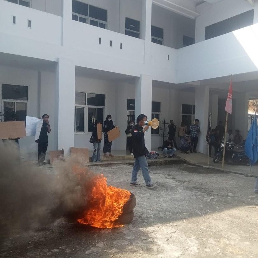 Aliansi Lembaga Internal Unimaju Lakukan Aksi Unjuk Rasa di Pelataran Kampus 